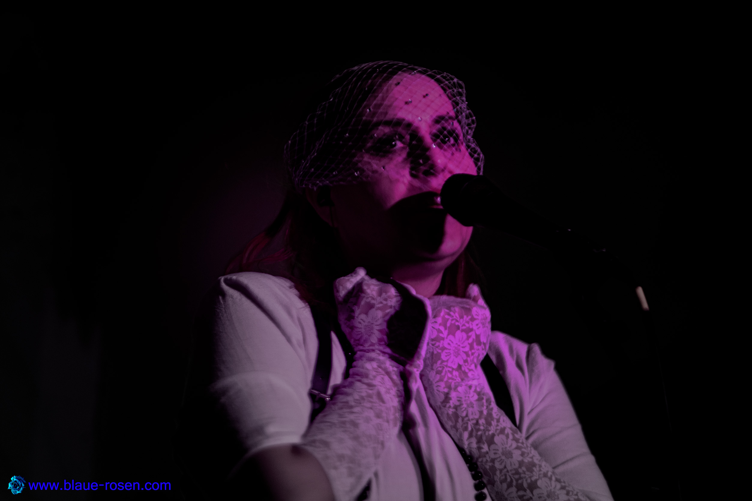 Riotmiloo live photo