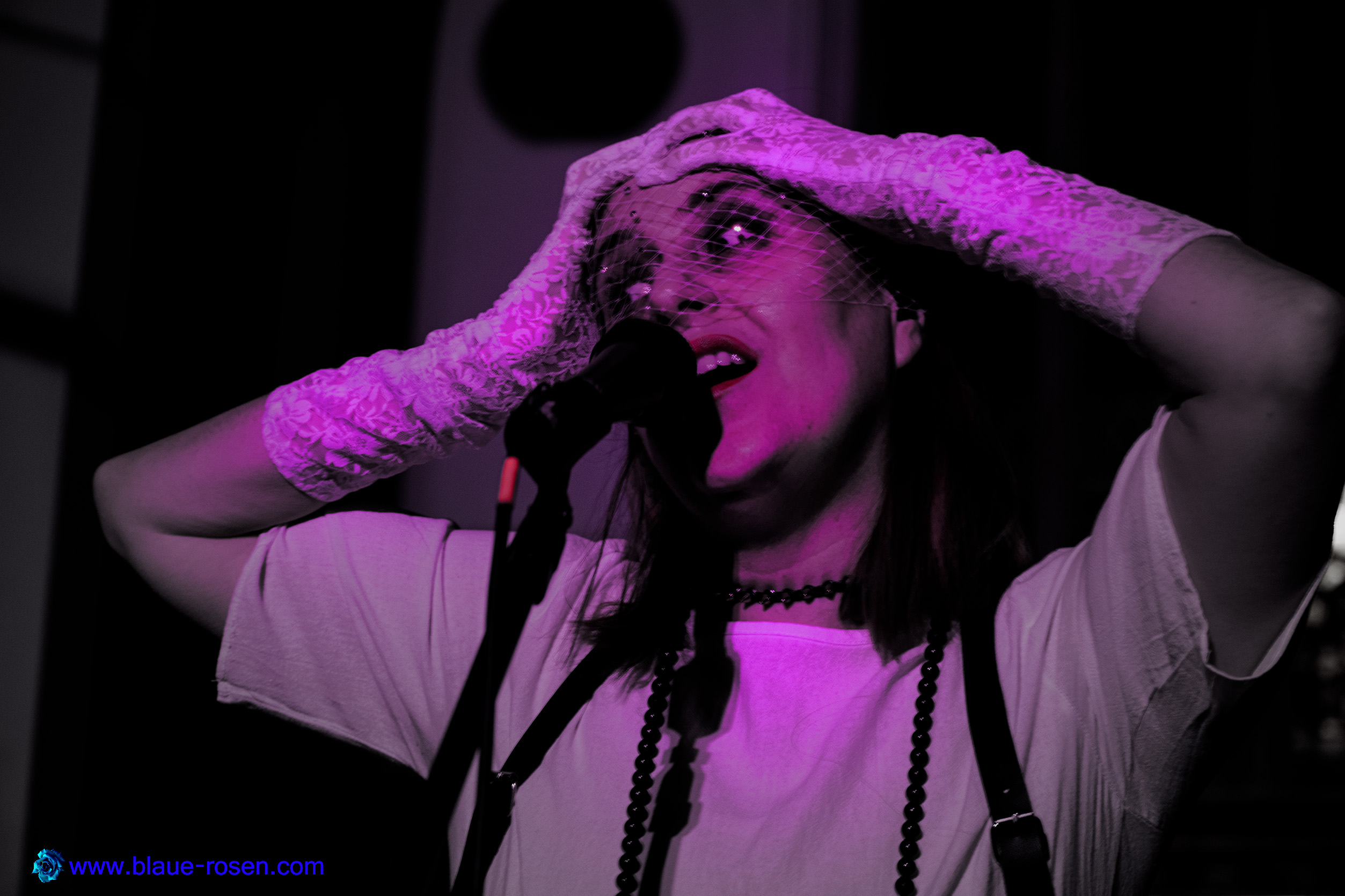 Riotmiloo live photo