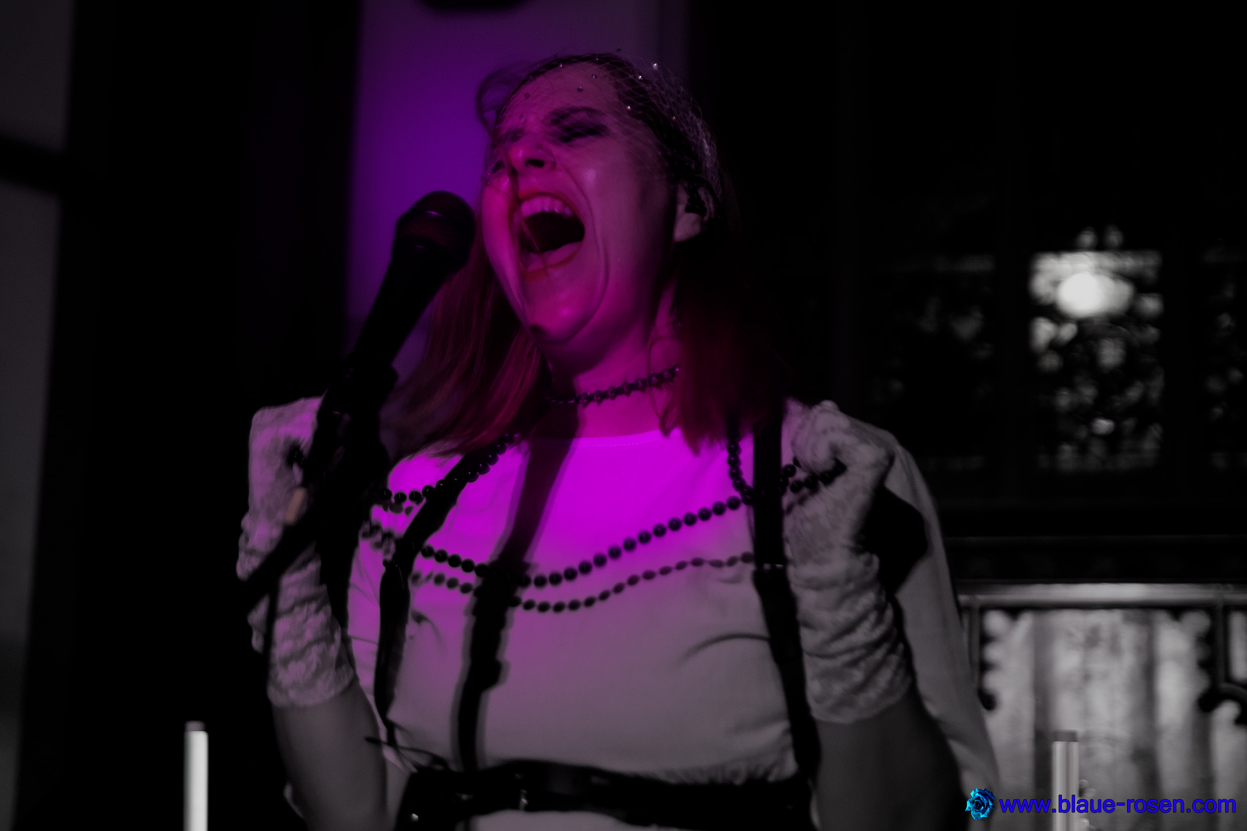 Riotmiloo live photo