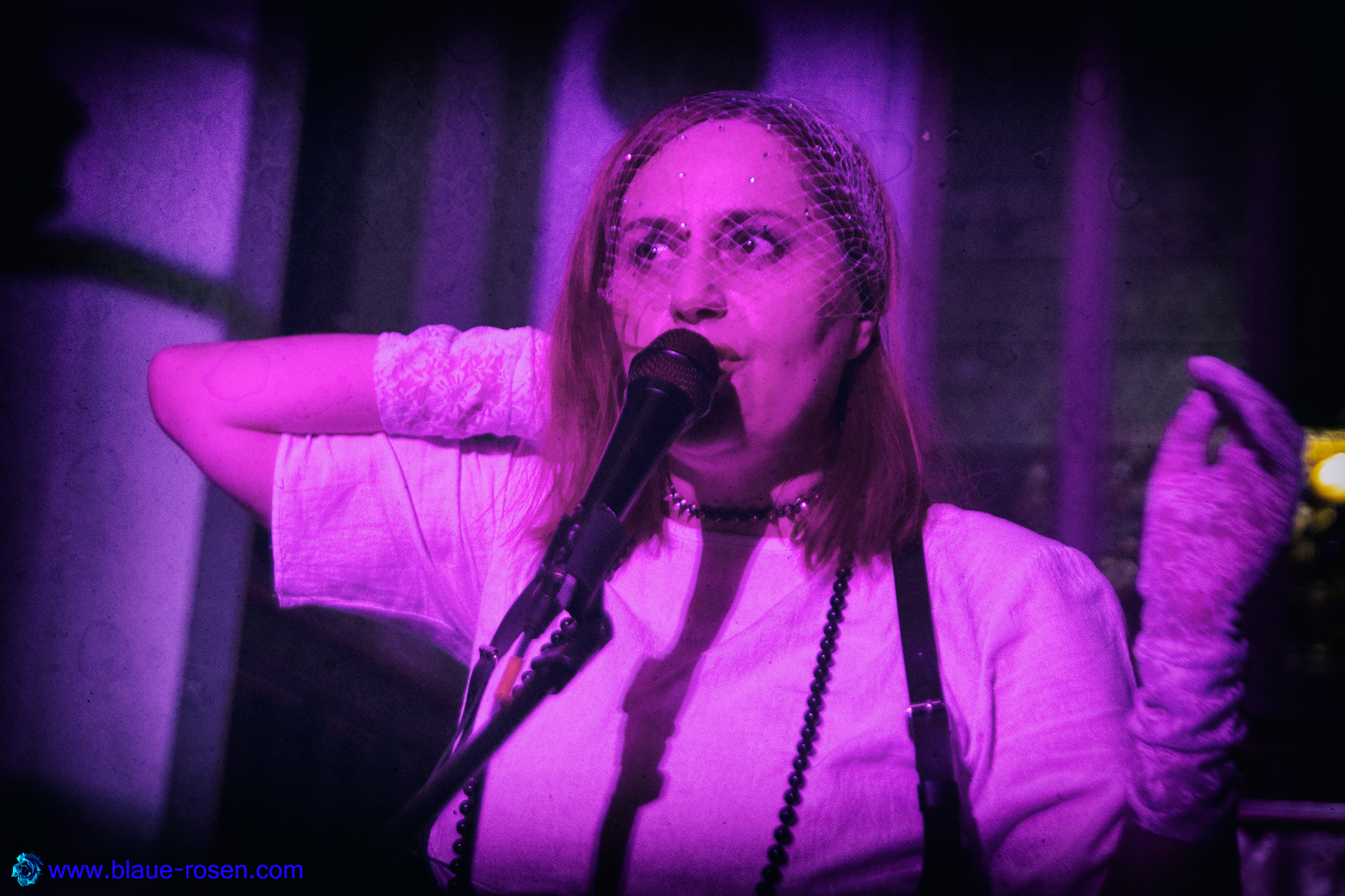 Riotmiloo live photo