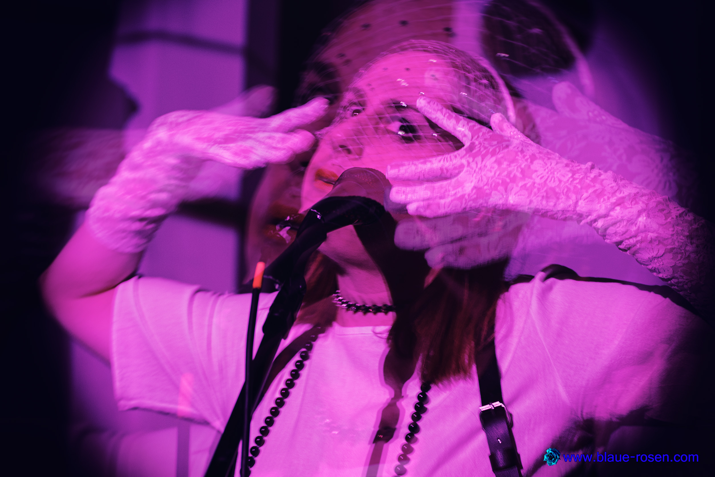 Riotmiloo live photo