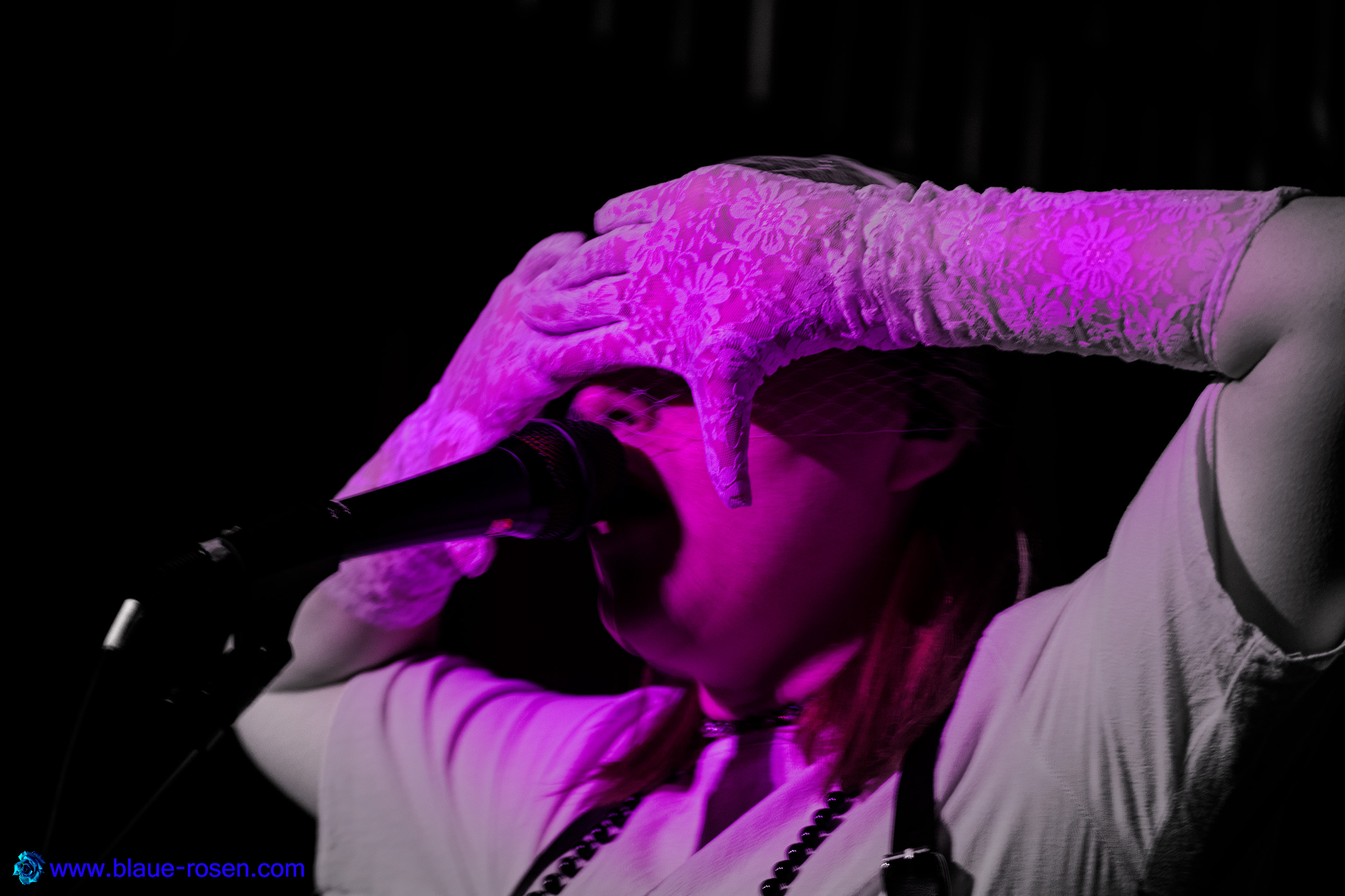 Riotmiloo live photo