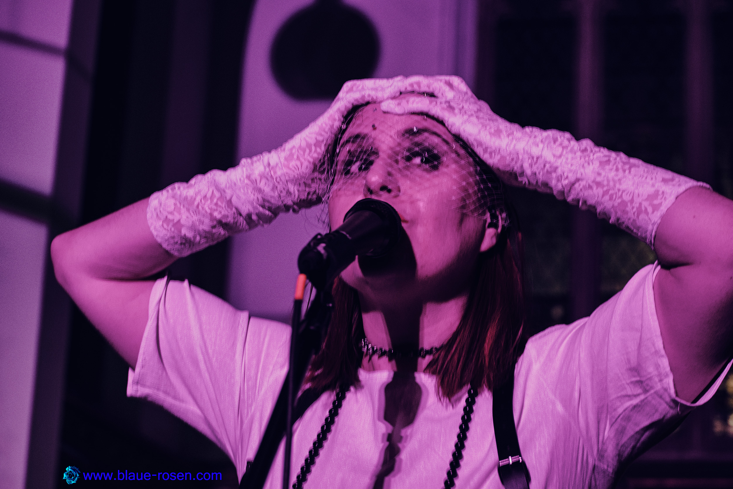 Riotmiloo live photo