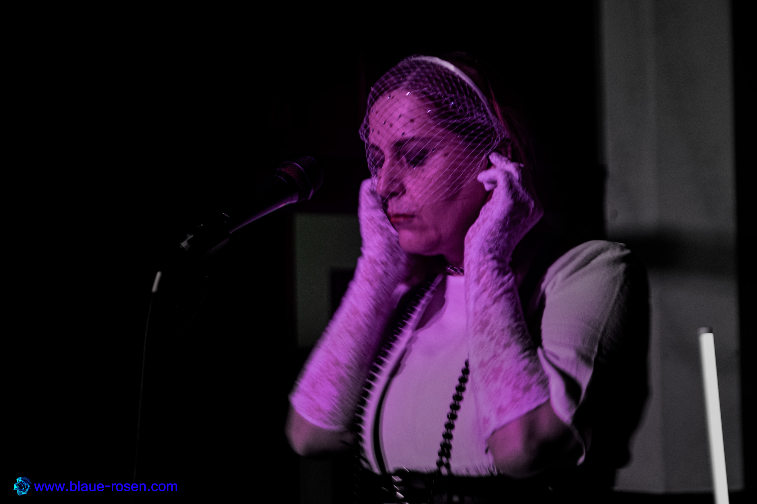 Riotmiloo live photo