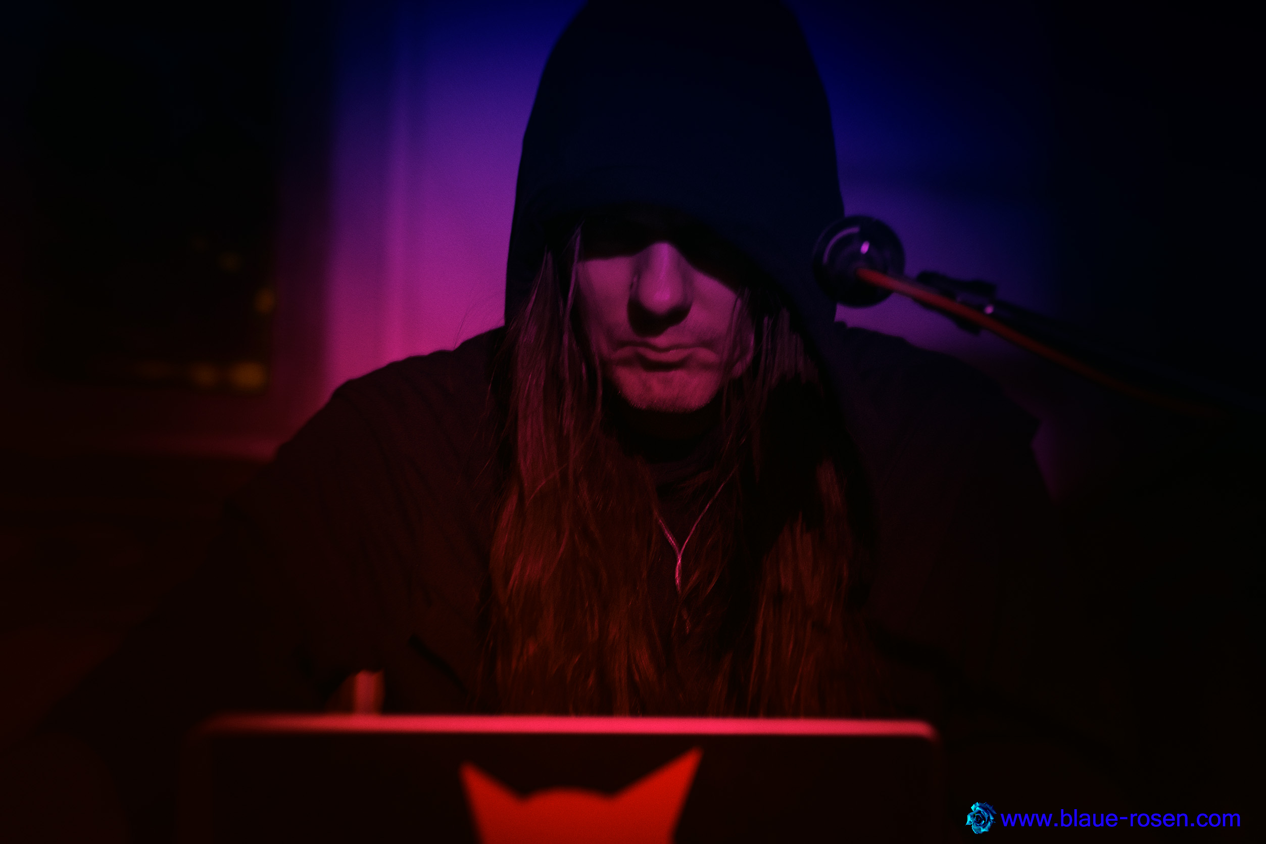 tAngerinecAt live photo